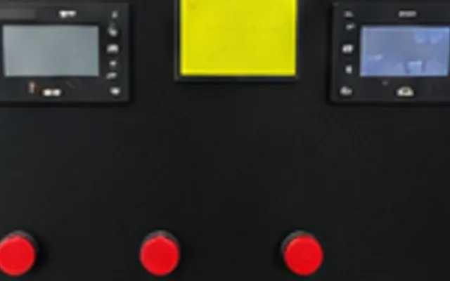 Panel de control del secado con pantallas digitales y botones rojos
